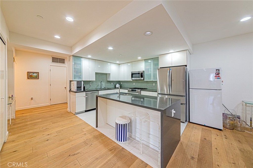 Property Photo: 4813 Oakwood Avenue 201 CA 90004