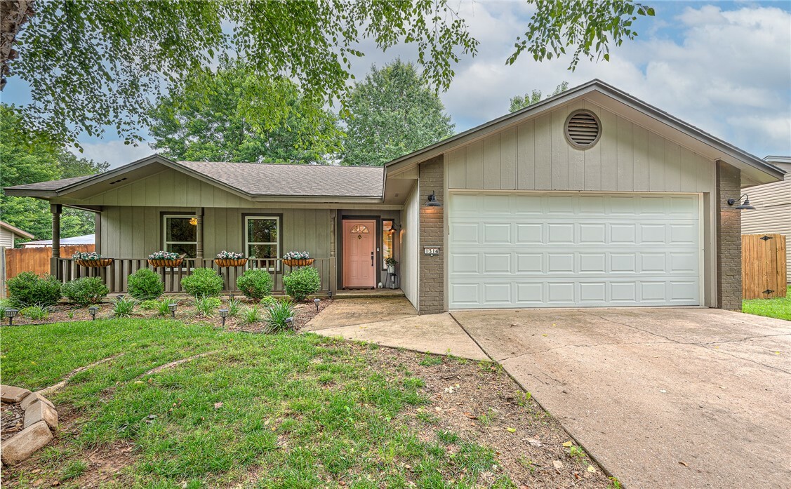 Property Photo:  1314 N Fieldstone Avenue  AR 72704 