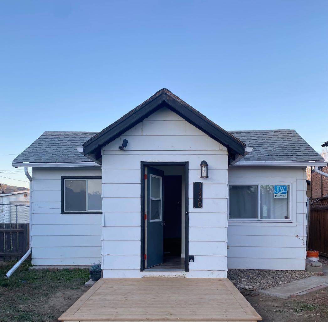 Property Photo:  1230 2 Avenue W  AB T0J 0Y2 