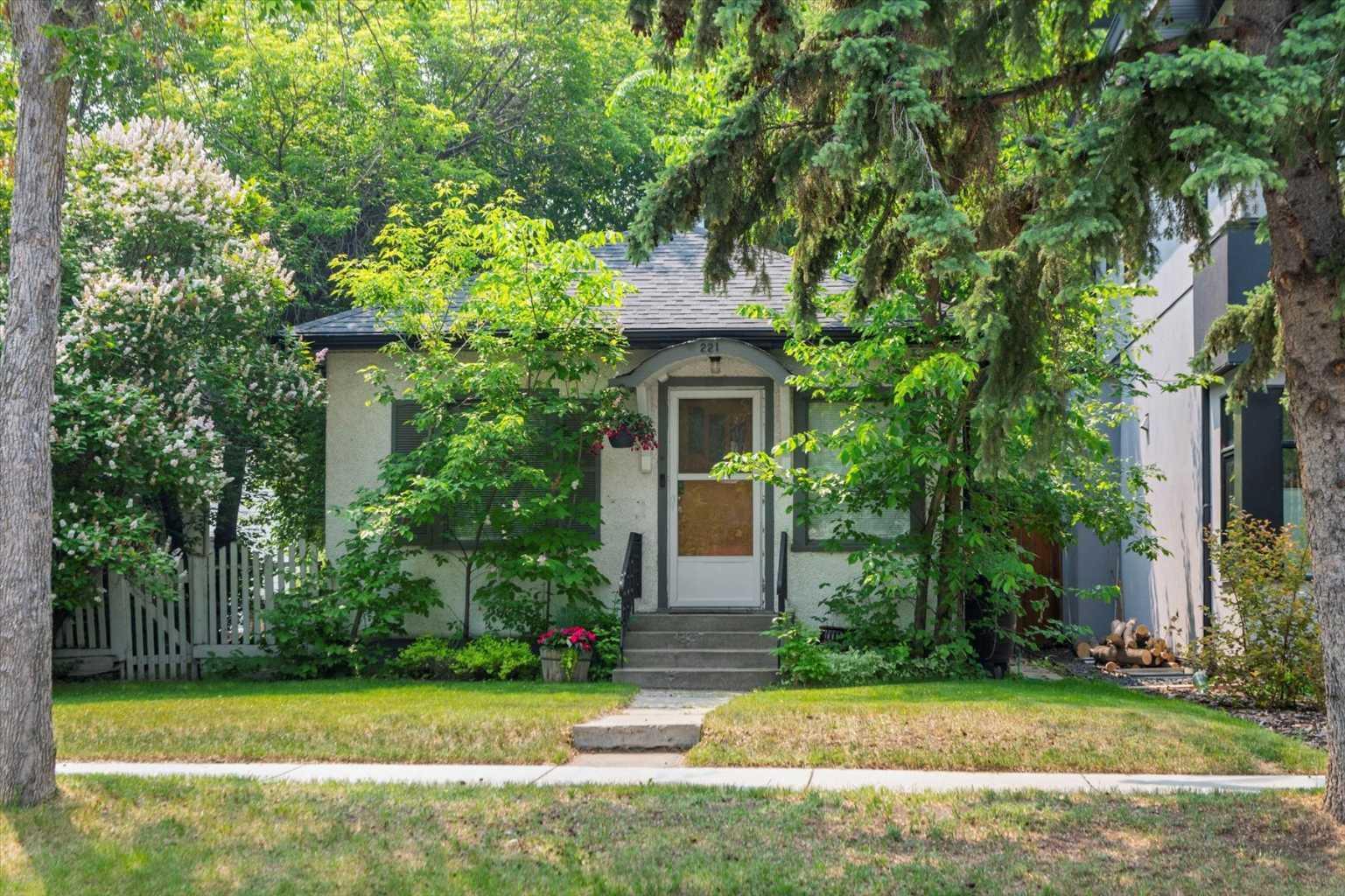 Property Photo: 221 5 Avenue NE AB T2E 0K7