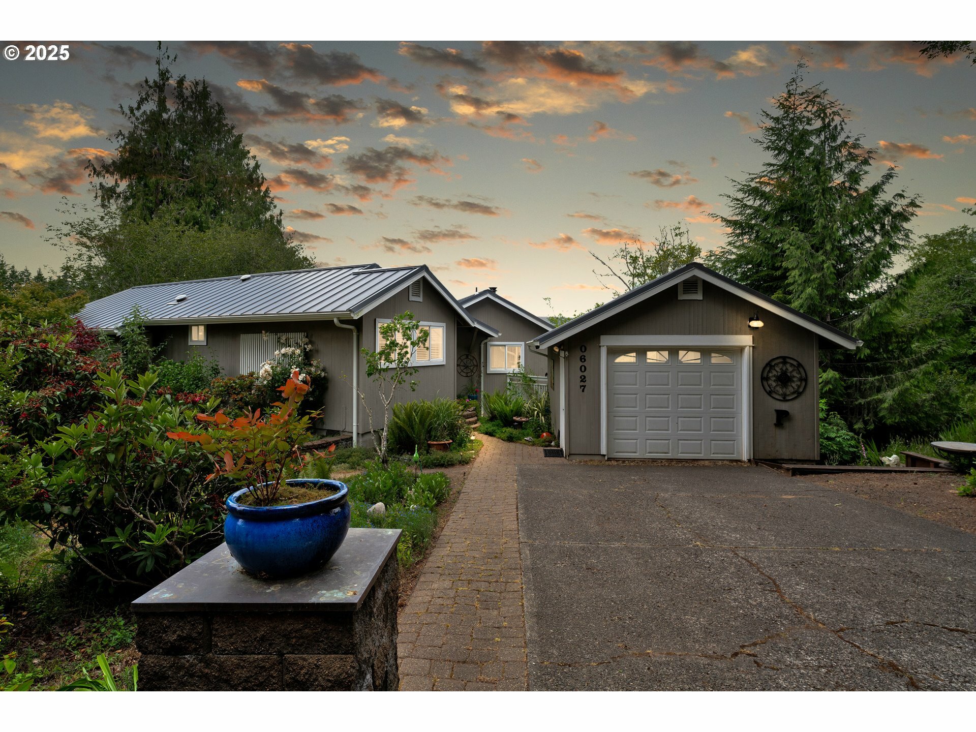 Property Photo: 6027 View Loop OR 97439