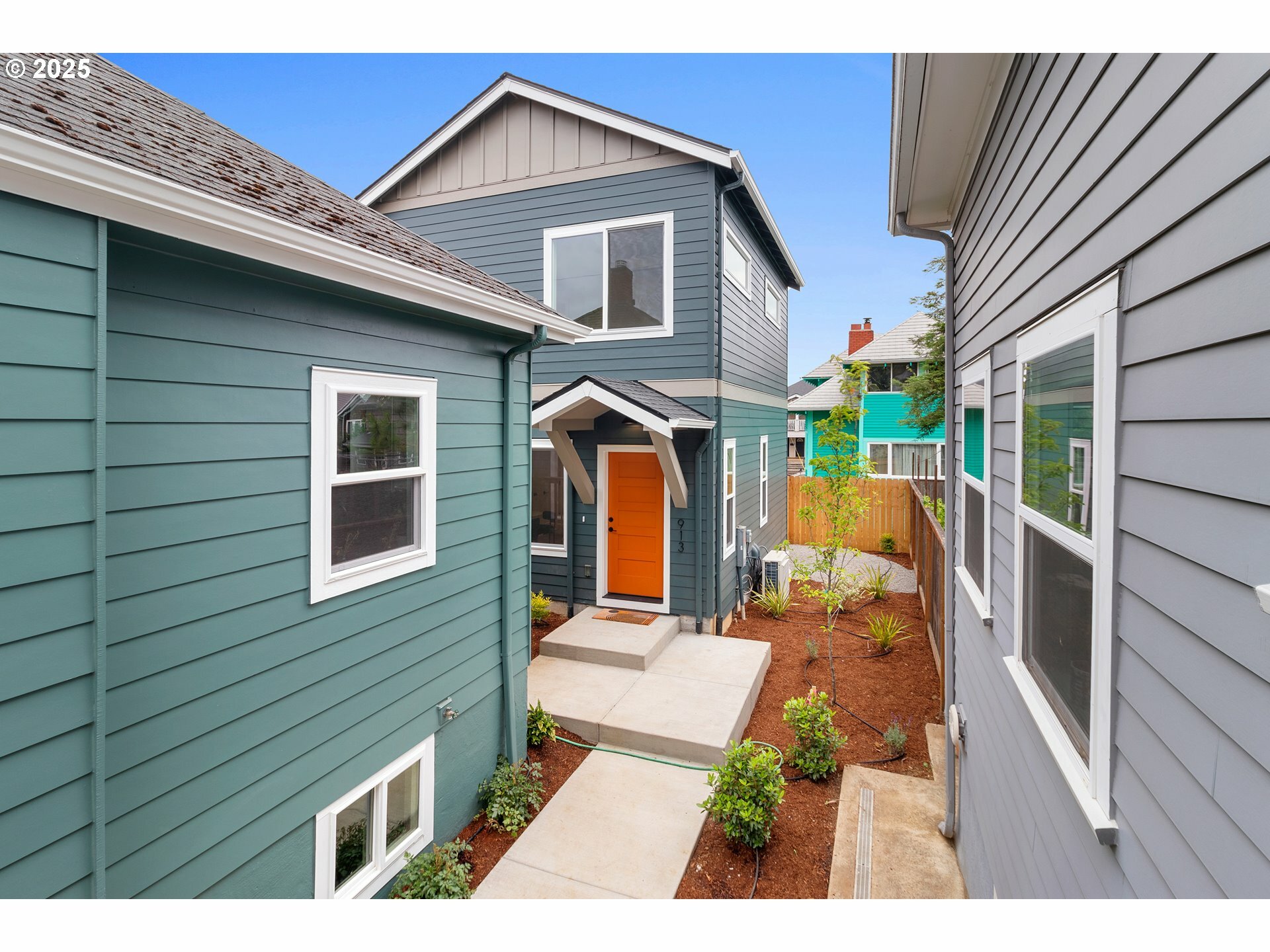 Property Photo:  913 NE Sumner St  OR 97211 