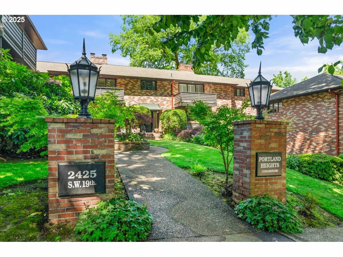 Property Photo: 2425 SW 19th Ave 9 OR 97201