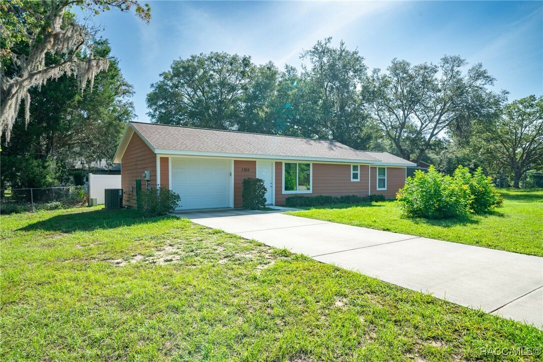 Property Photo: 1304 Old Floral City Road FL 34450