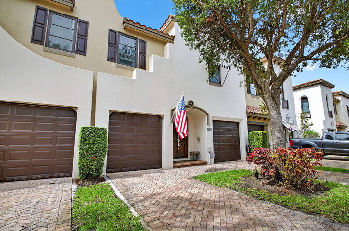 Property Photo: 320 Via Villagio FL 33462