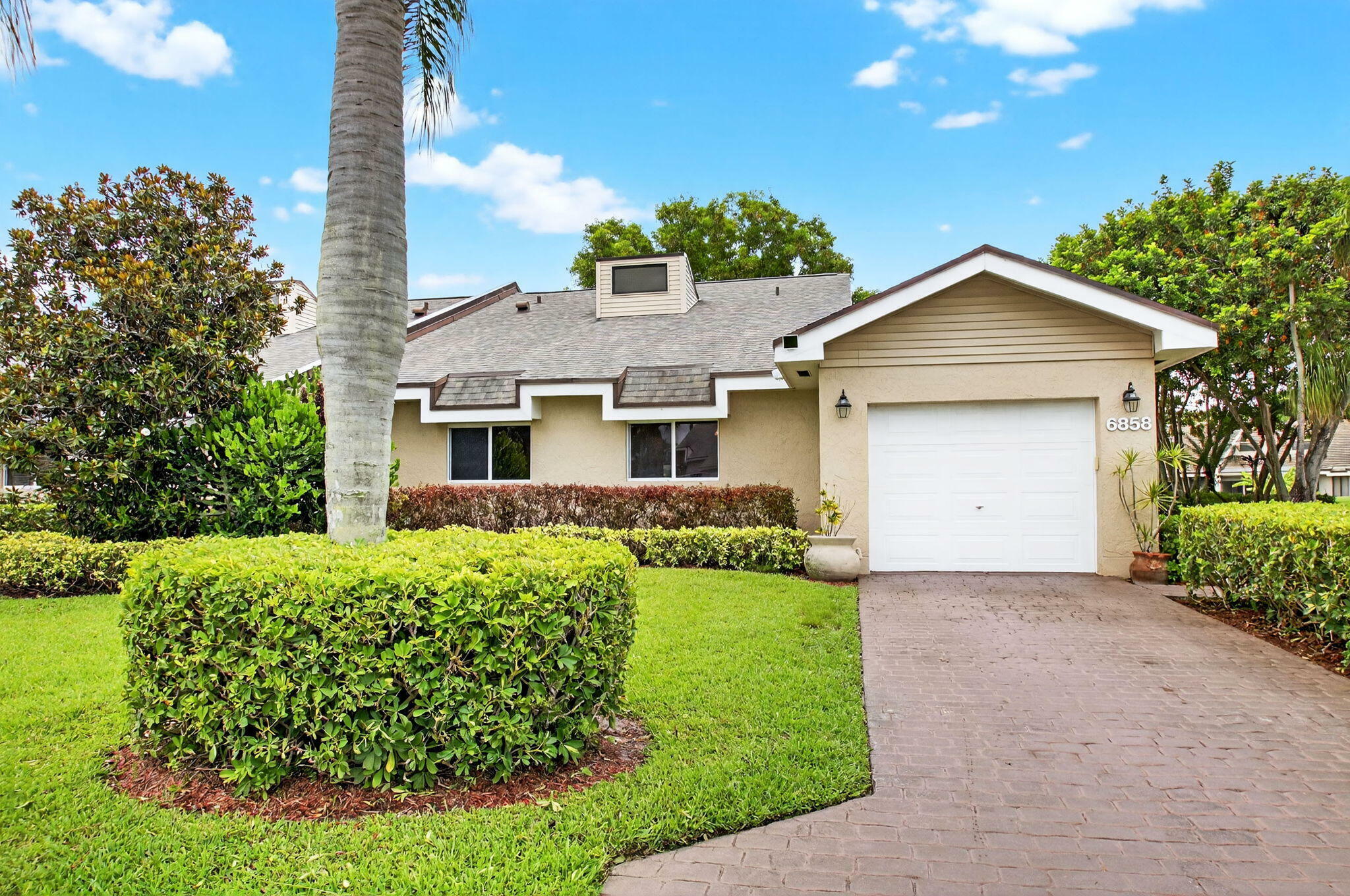 Property Photo: 6858 Fountains Circle FL 33467