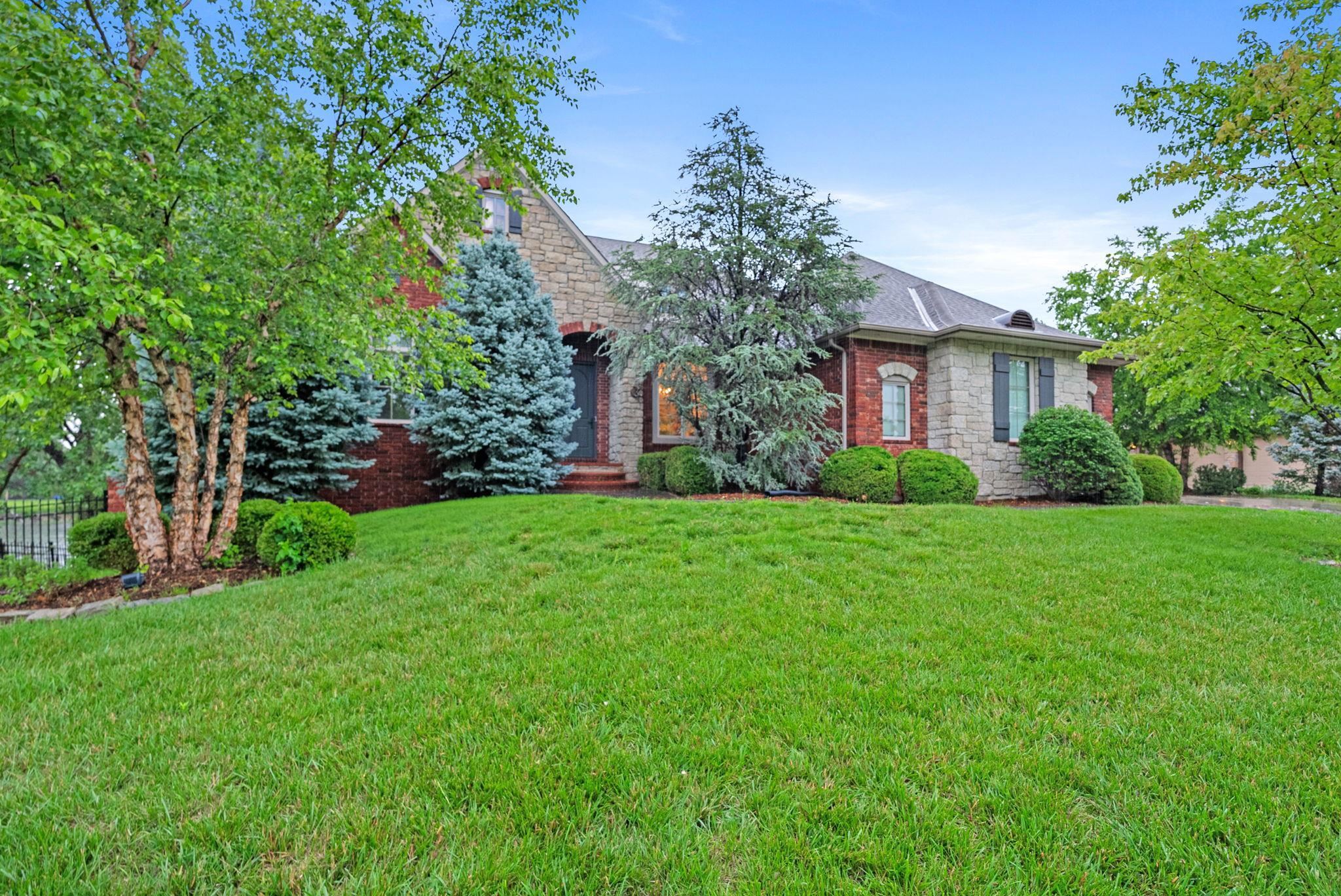 Property Photo: 918 E Lakecrest Dr KS 67002