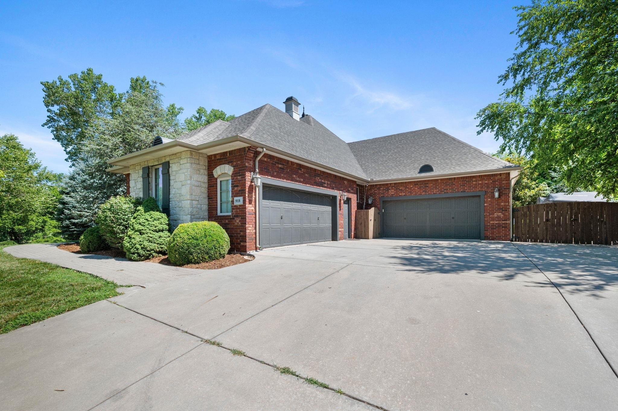Property Photo:  918 E Lakecrest Dr  KS 67002 