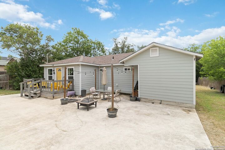 Property Photo: 802 Poinsettia TX 78202