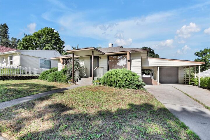 Property Photo:  5915 N Cochran St  WA 99205 