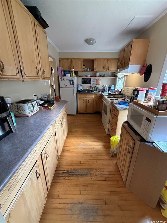 Property Photo: 224 N Avenue S SK S7M 2M9