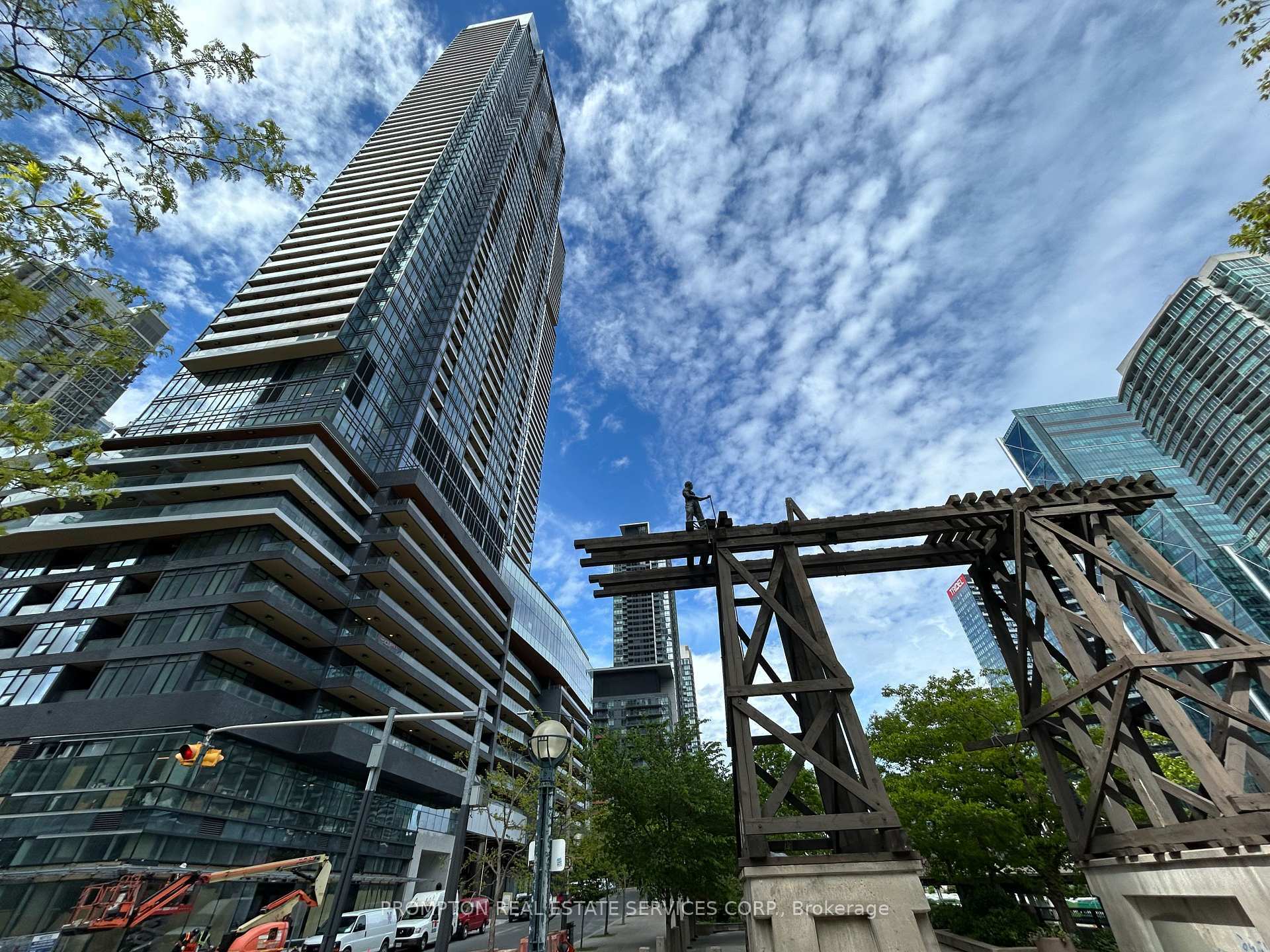 Property Photo: 1 Concord Cityplace Way 4008 ON M5V 0X3