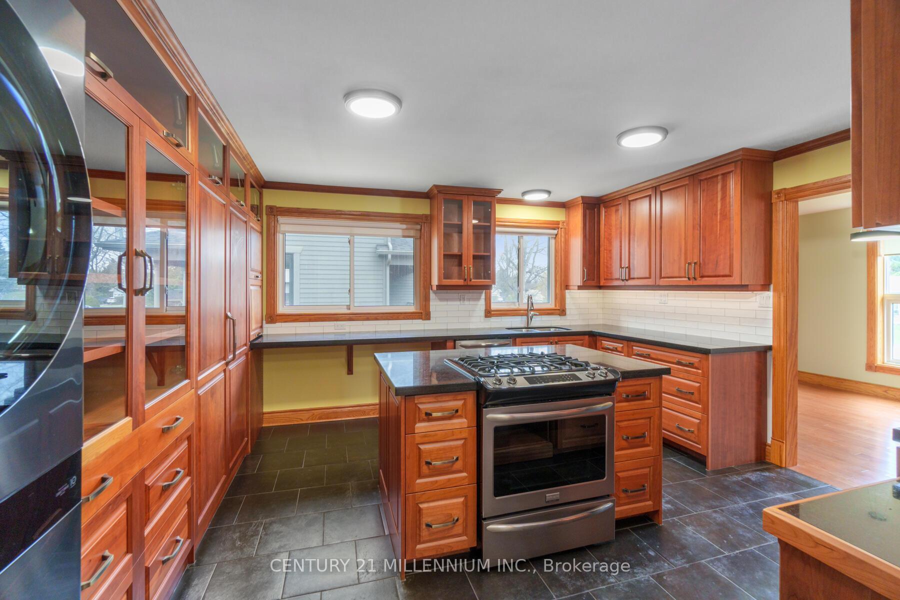 Photo de la propriété: 338 Walnut Street ON L9Y 3C8