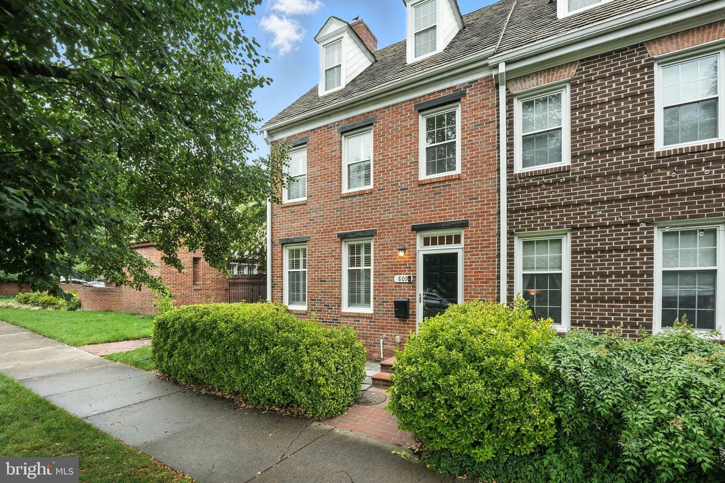 Property Photo:  809 Franklin Street  VA 22314 