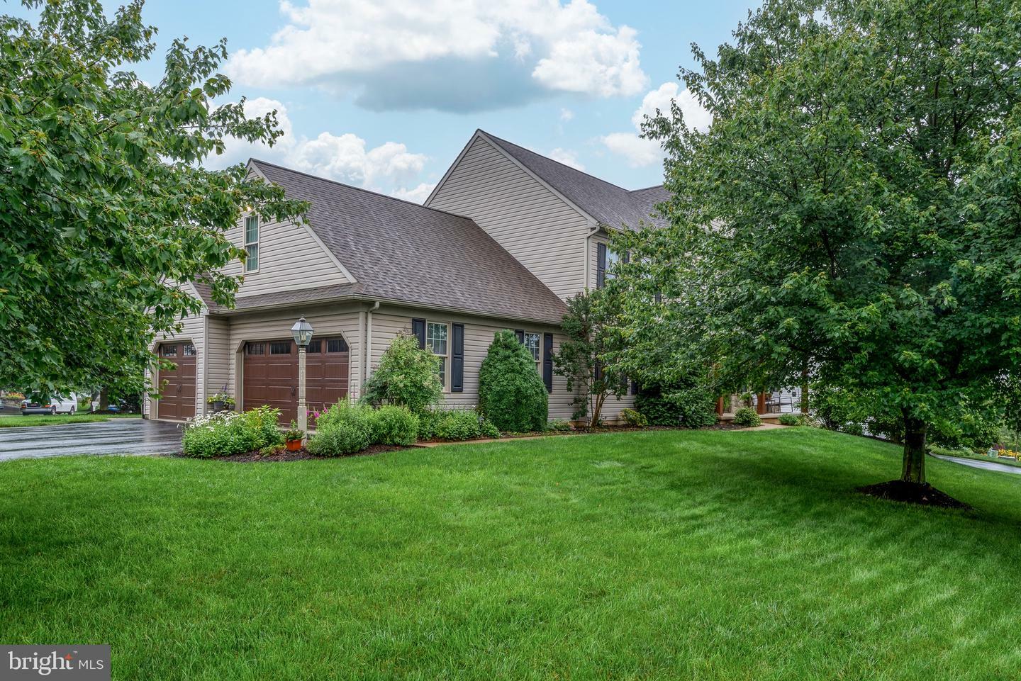 Property Photo:  1817 Old Farm Lane  PA 17602 