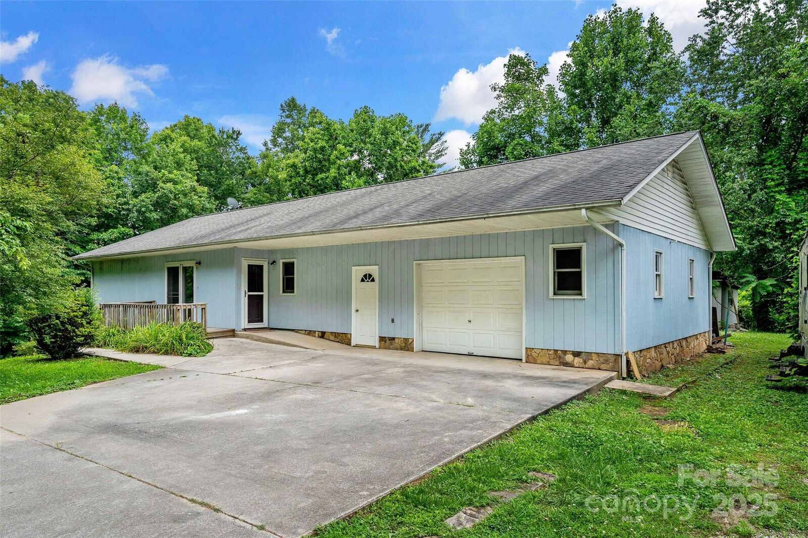 Property Photo: 2526 Hankins Road NC 28752