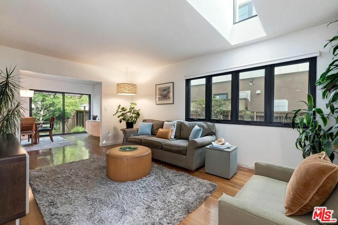 Property Photo: 832 Superba Ave CA 90291