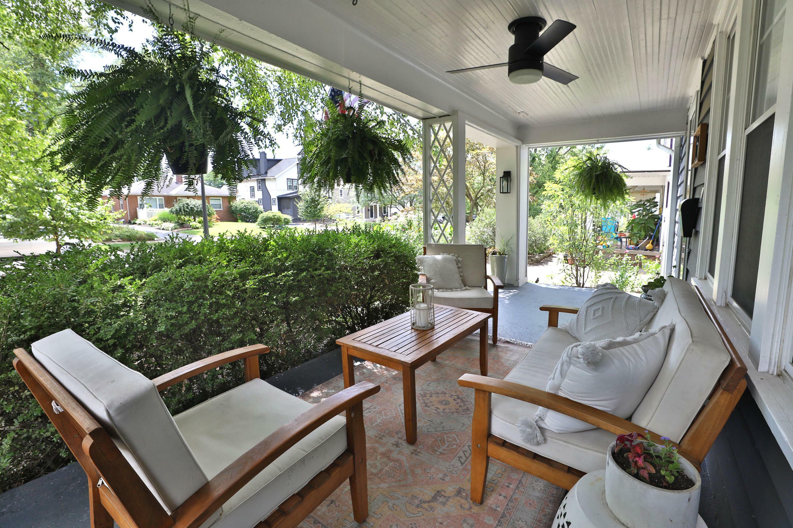 Property Photo: 154 E Dunedin Road OH 43214