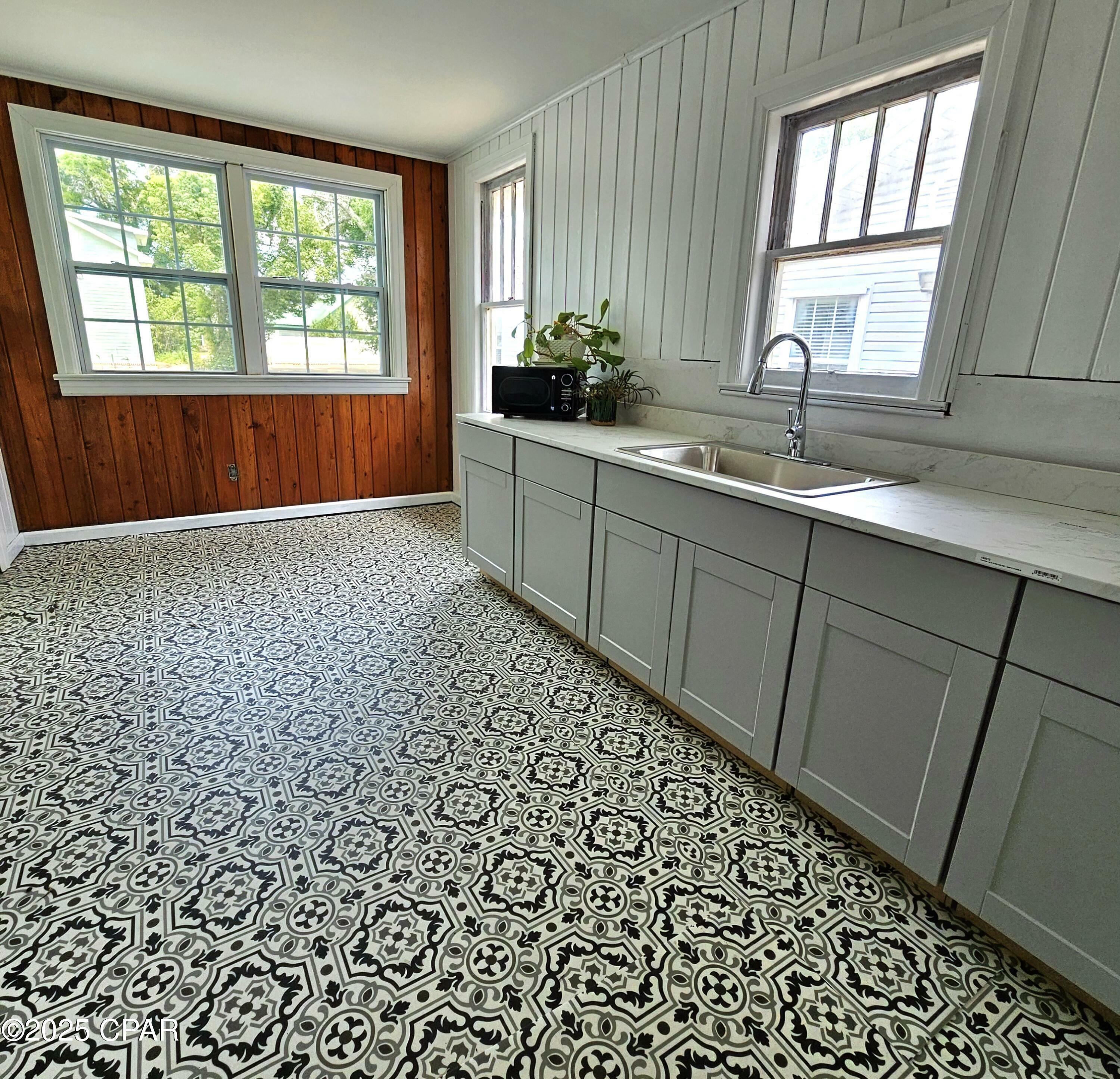 Property Photo: 1011 Grace Avenue FL 32401