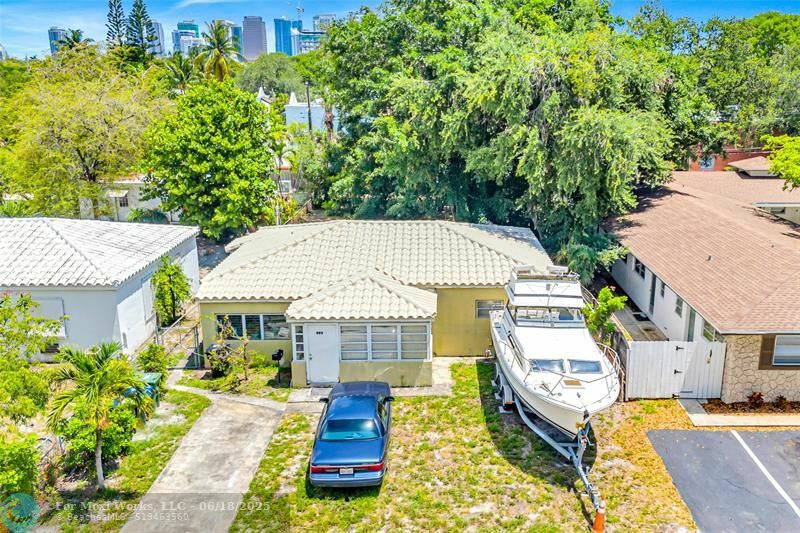 Property Photo: 501 SE 16th Ct FL 33316