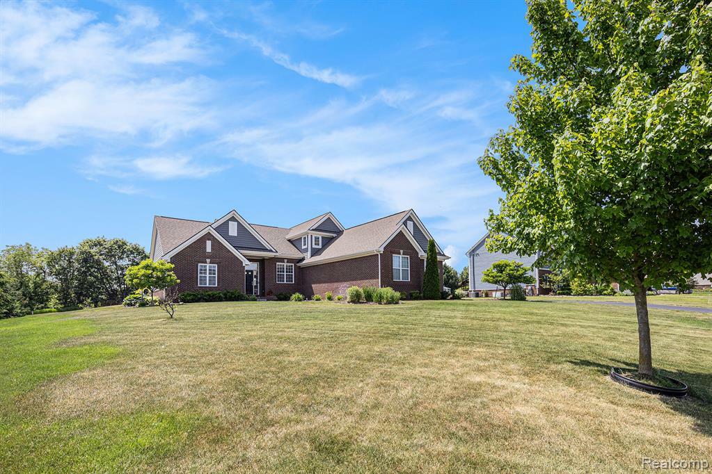 Property Photo: 8269 Meadowridge MI 48348 5179