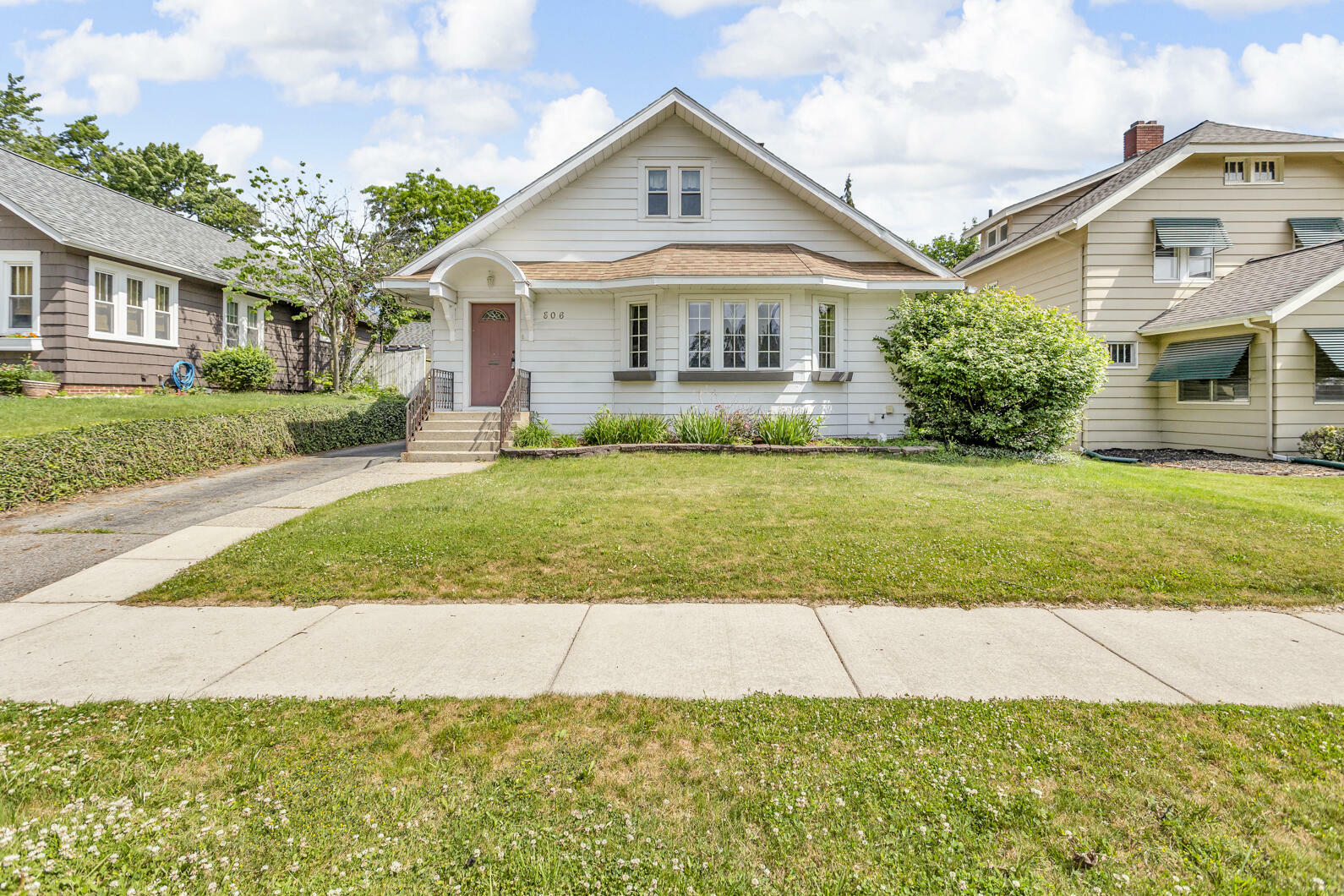 Property Photo:  806 Oakridge Drive  MI 49203 