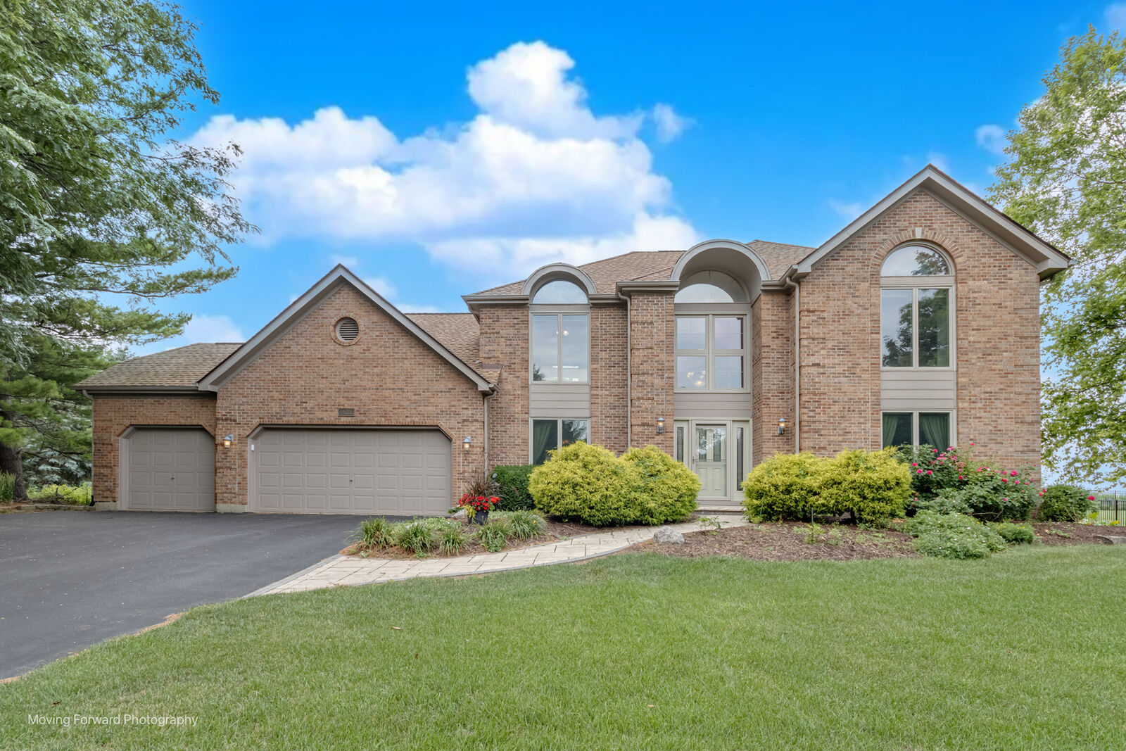 Property Photo: 420 Fairway View Drive IL 60102