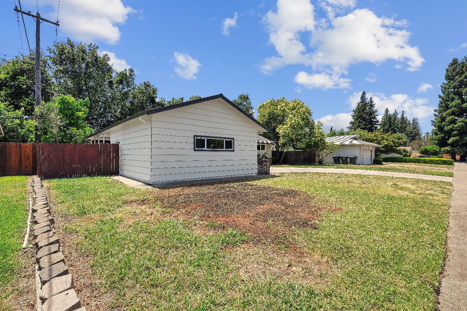 Property Photo: 6608 Heatherwood Way CA 95831