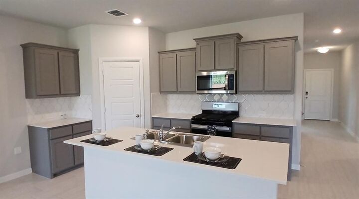 Property Photo: 513 Pendleton Avenue TX 76059
