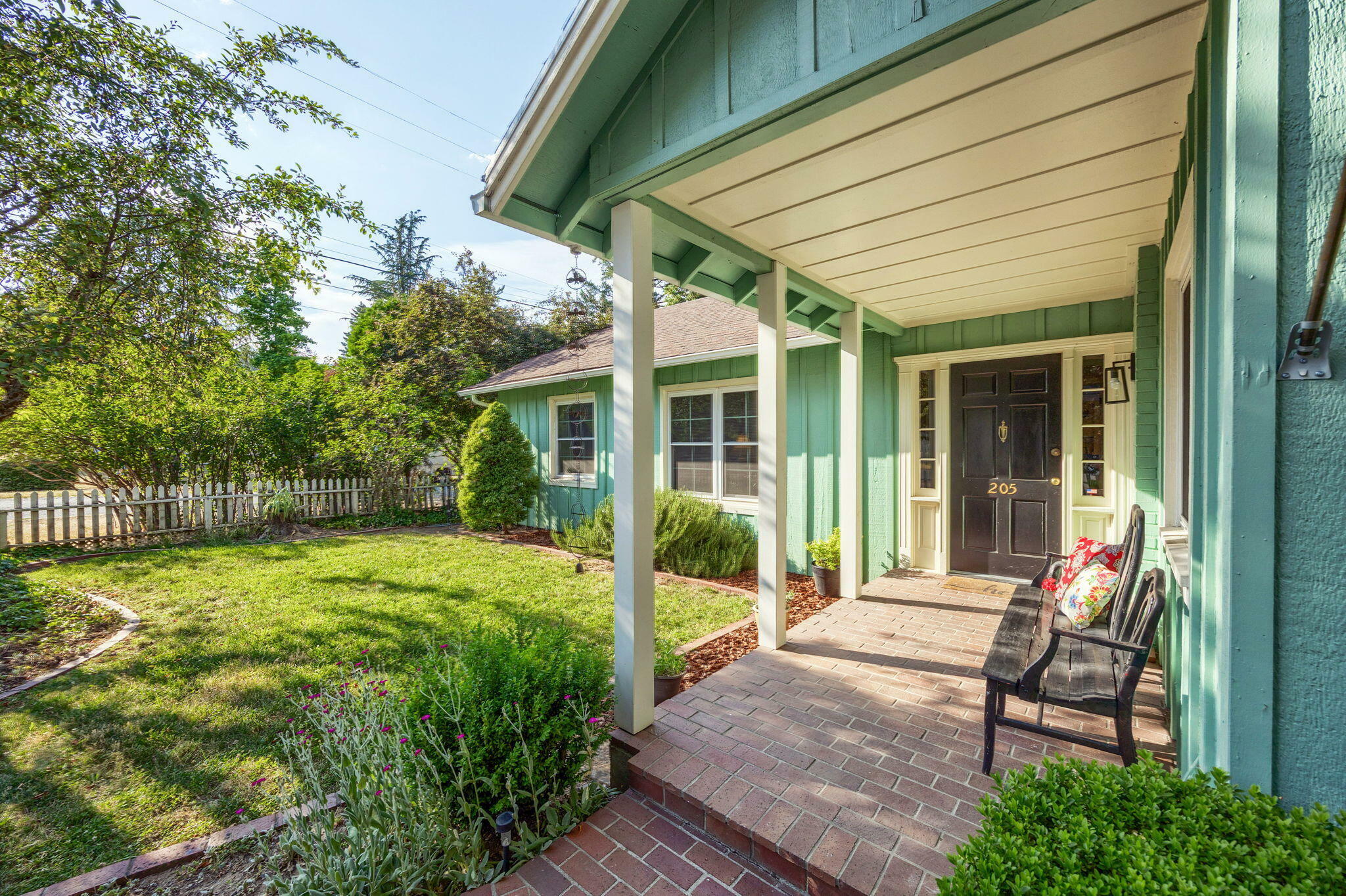 Property Photo:  205 E D Street  OR 97530 