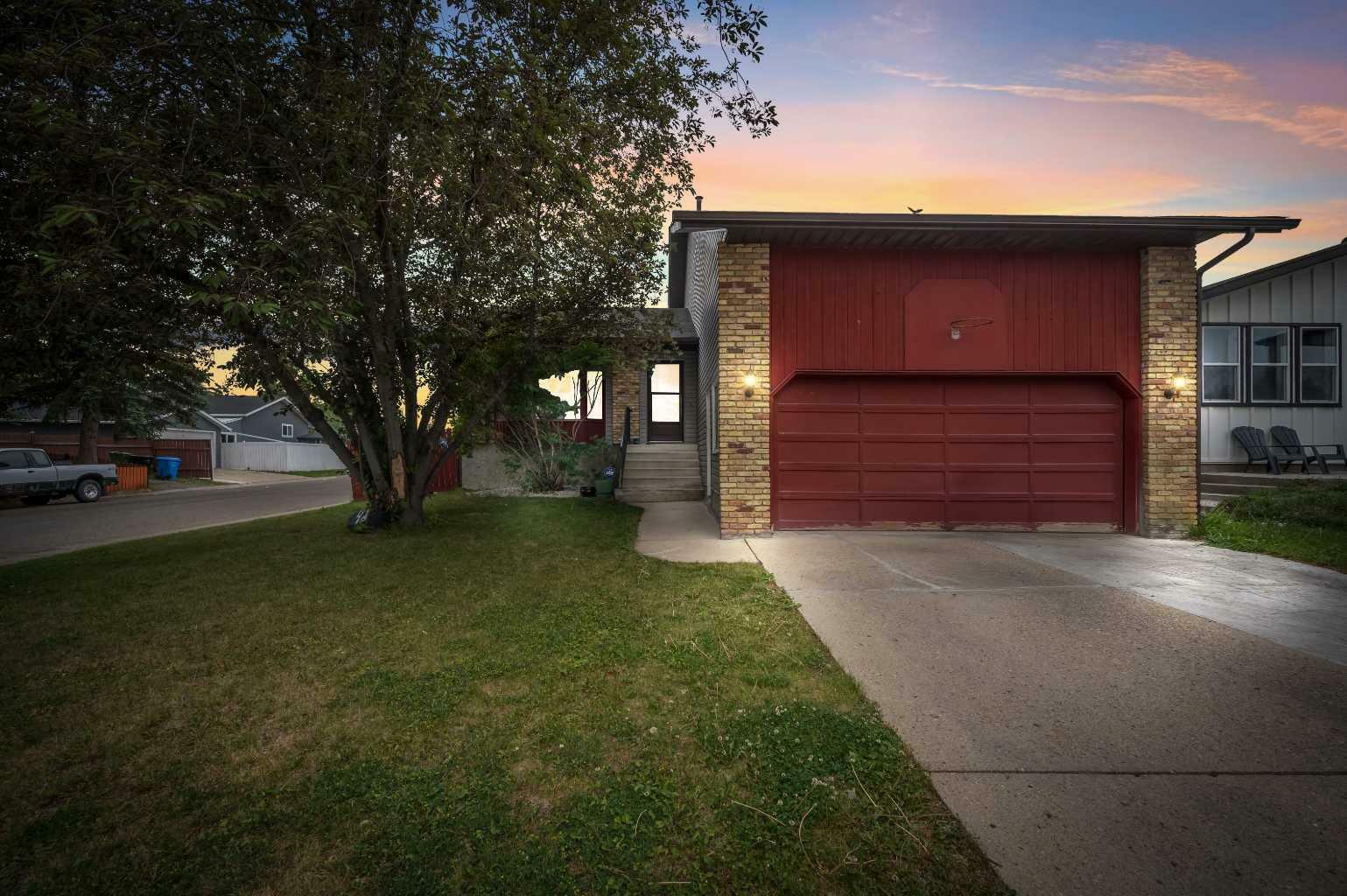 48 Castleglen Court NE  Calgary AB T3J 2B8 photo