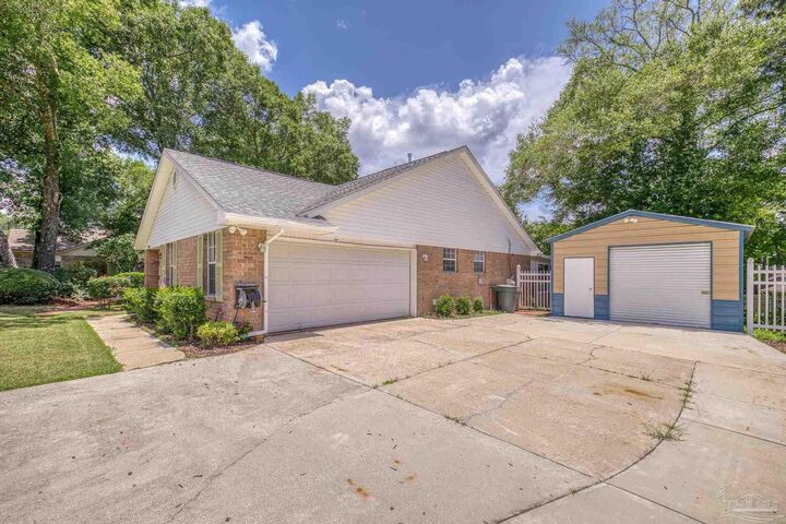 Property Photo: 5577 Shadow Grove Blvd FL 32526