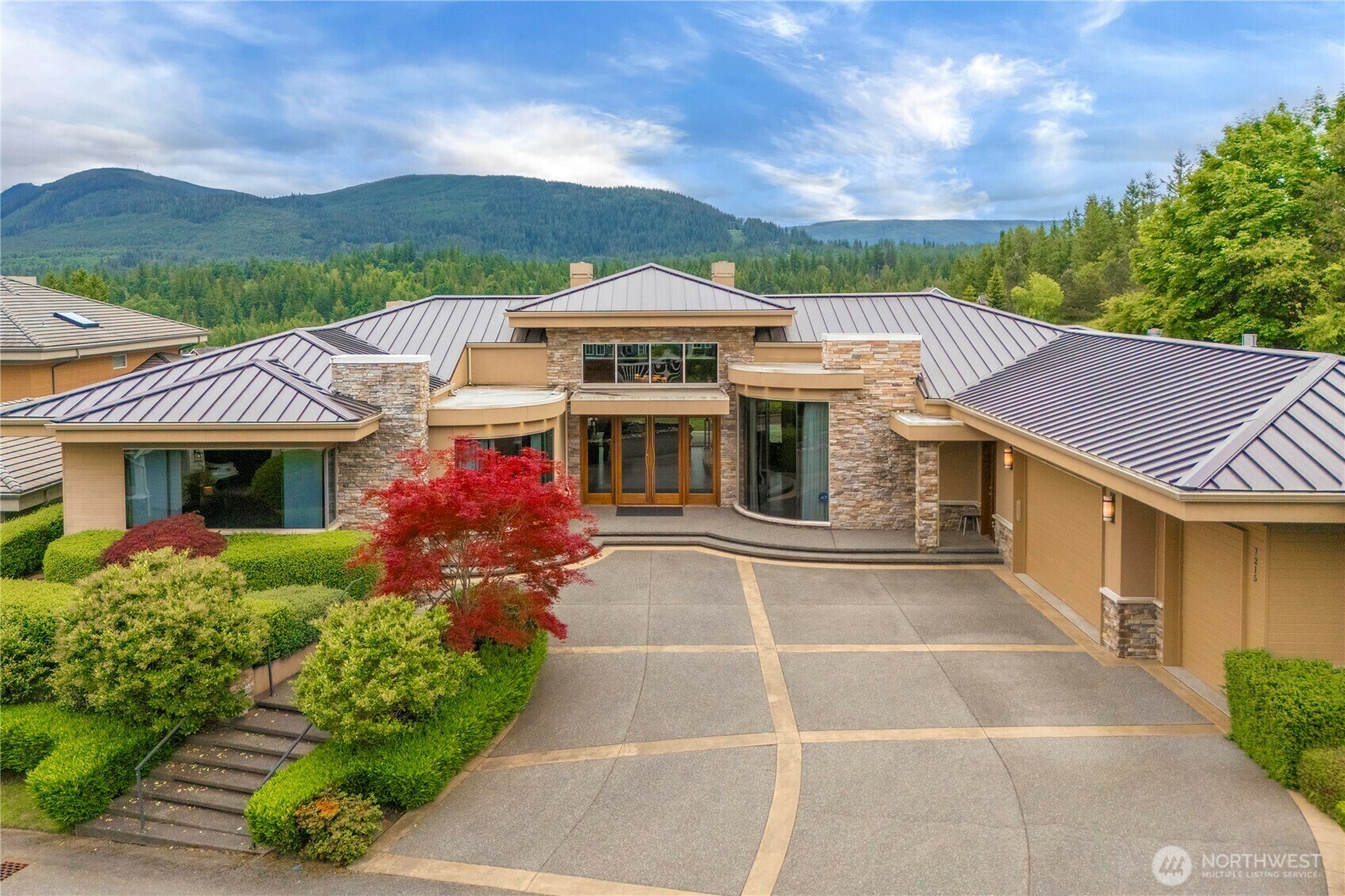 Property Photo: 7215 Saint Andrews Lane SE WA 98065