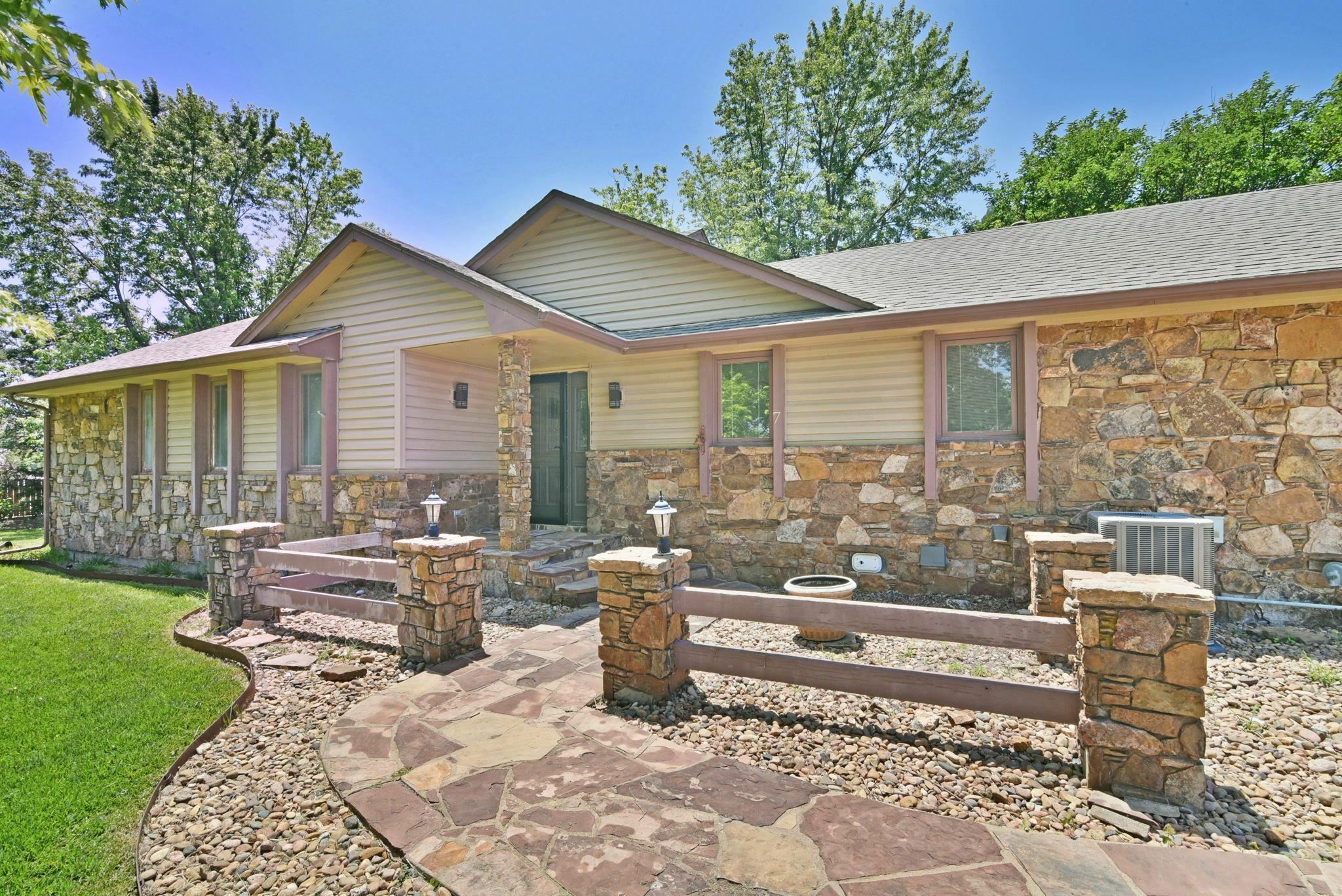 Property Photo:  7 N Hopper Ct  KS 67052 