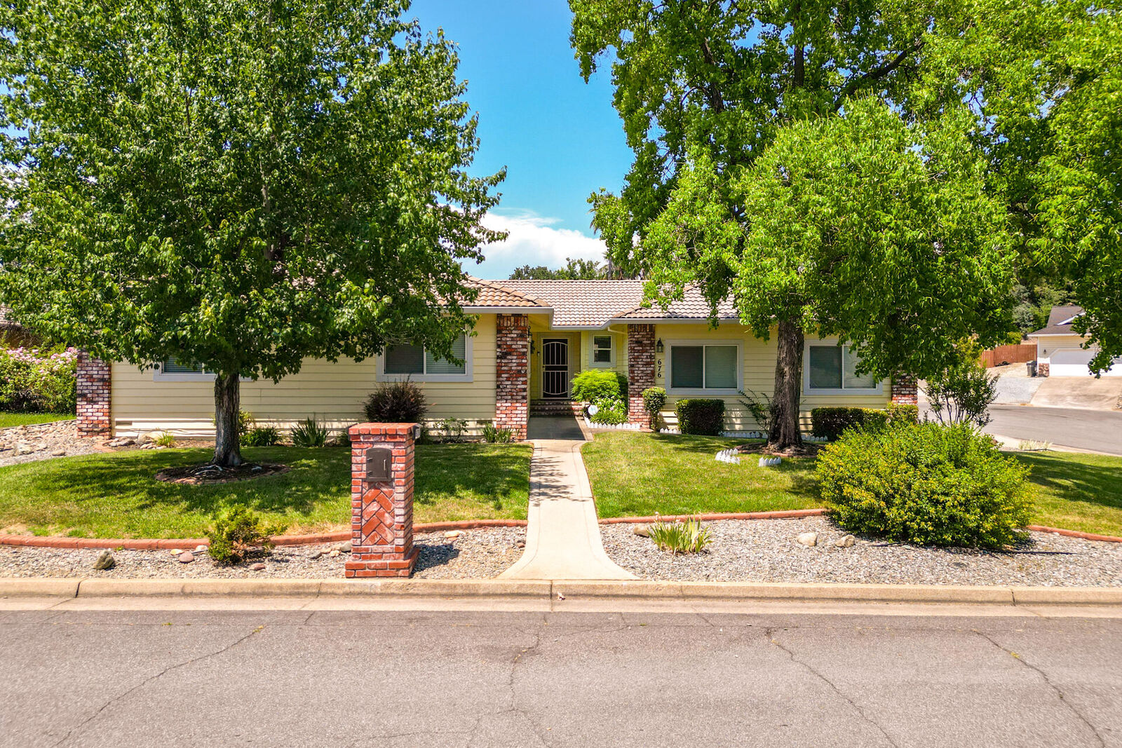 Property Photo:  676 Country Oak Drive  CA 96003