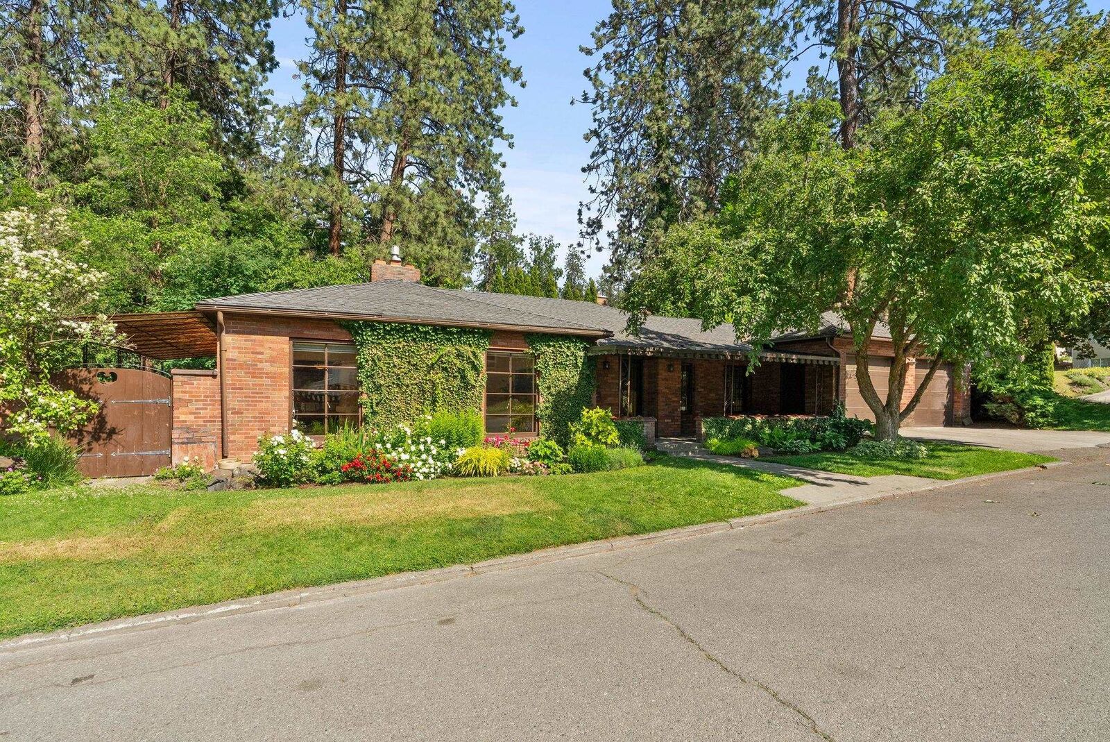 Property Photo:  1827 S Arthur St  WA 99203 