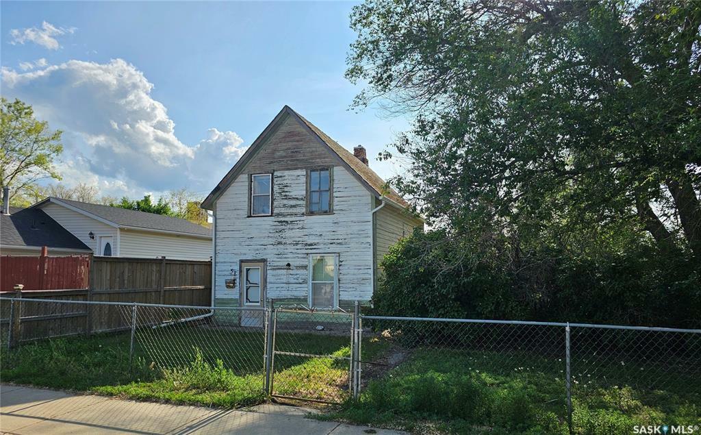 Property Photo: 58 3rd Avenue NE SK S9H 2G2