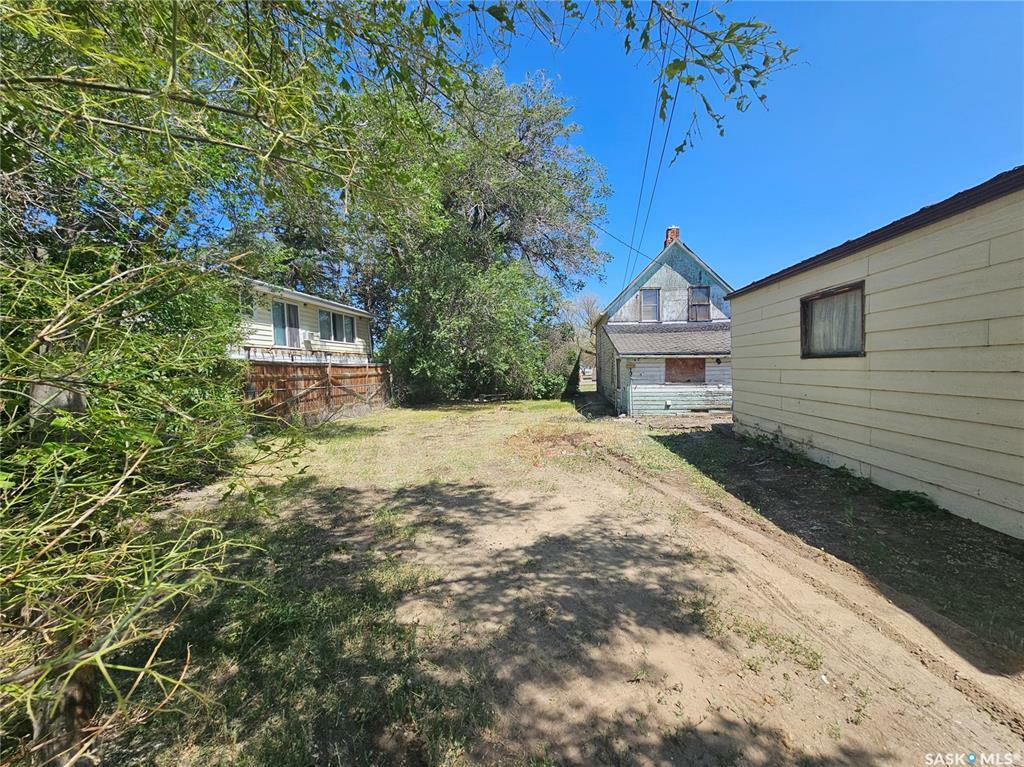 Property Photo: 58 3rd Avenue NE SK S9H 2G2