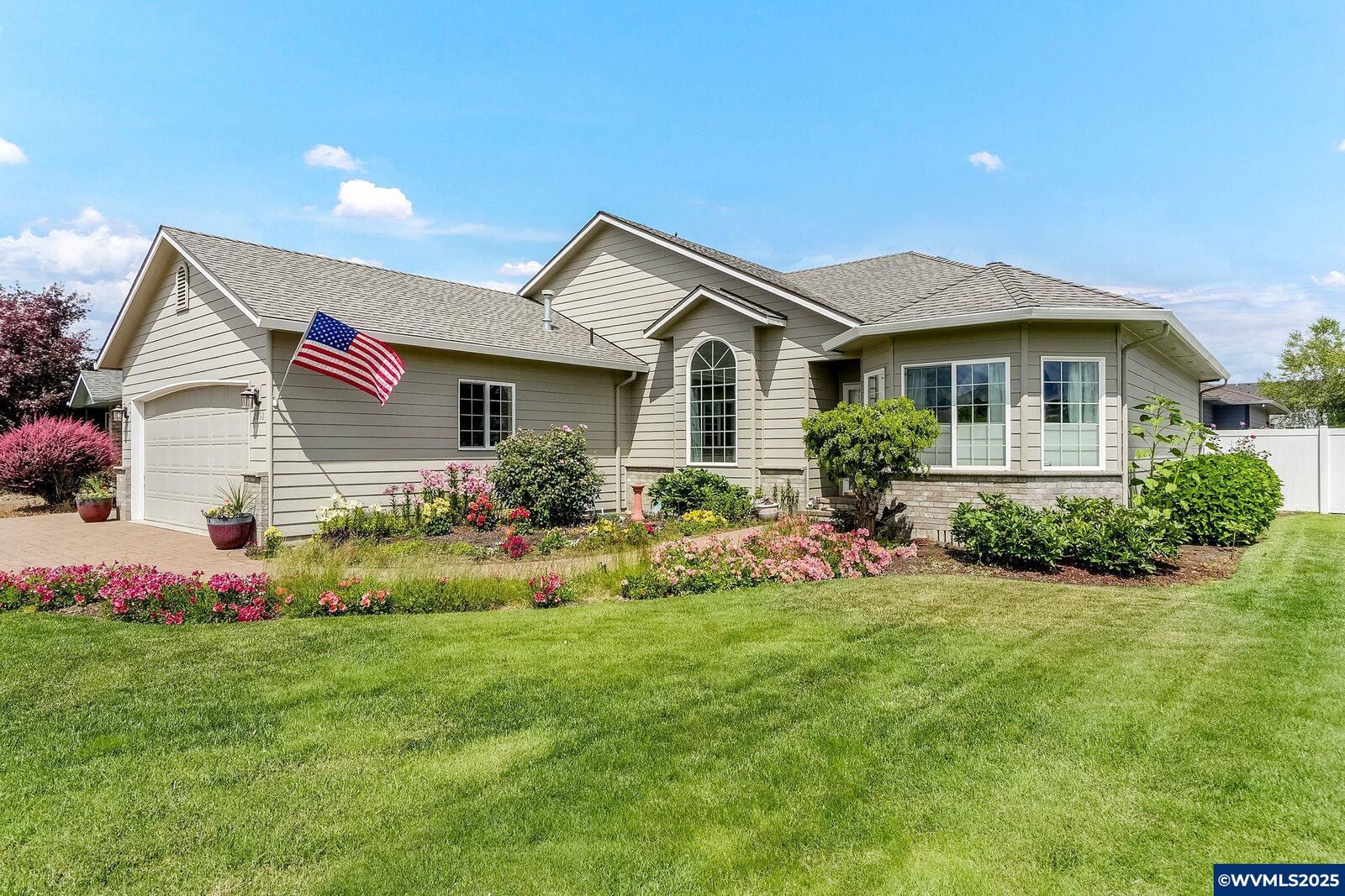 Property Photo: 2068 Cardinal Av OR 97383