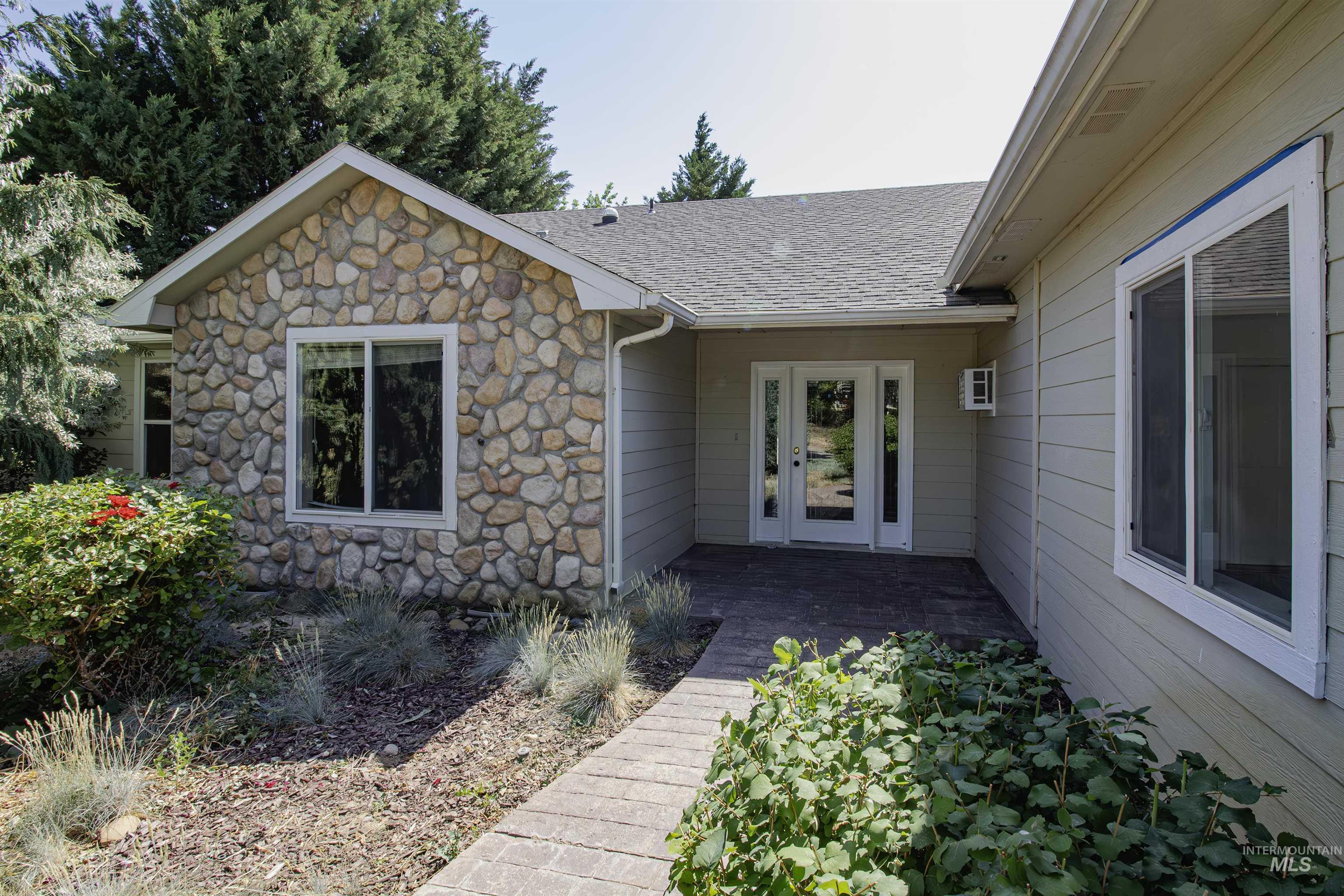Property Photo: 2430 Sunset Drive OR 97914