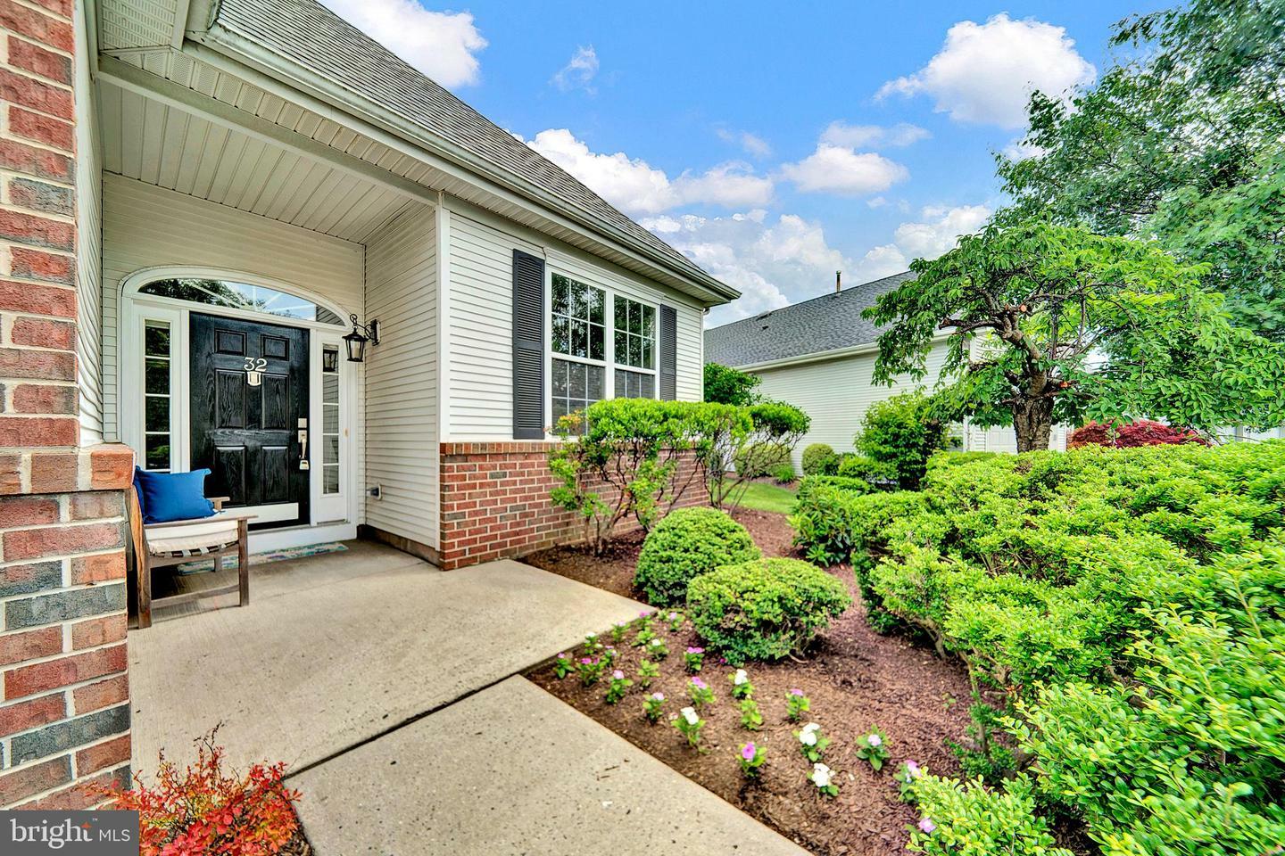 Property Photo:  32 Brewster Court  NJ 08534 