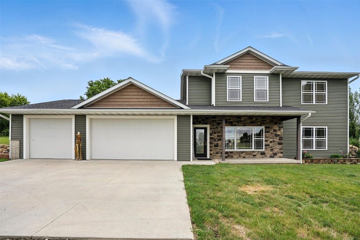 Property Photo:  1102 South Street  IA 52345 