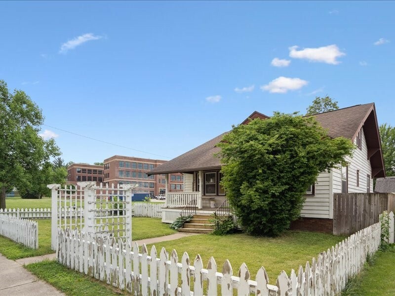 Property Photo: 419 21st Street NE IA 52402