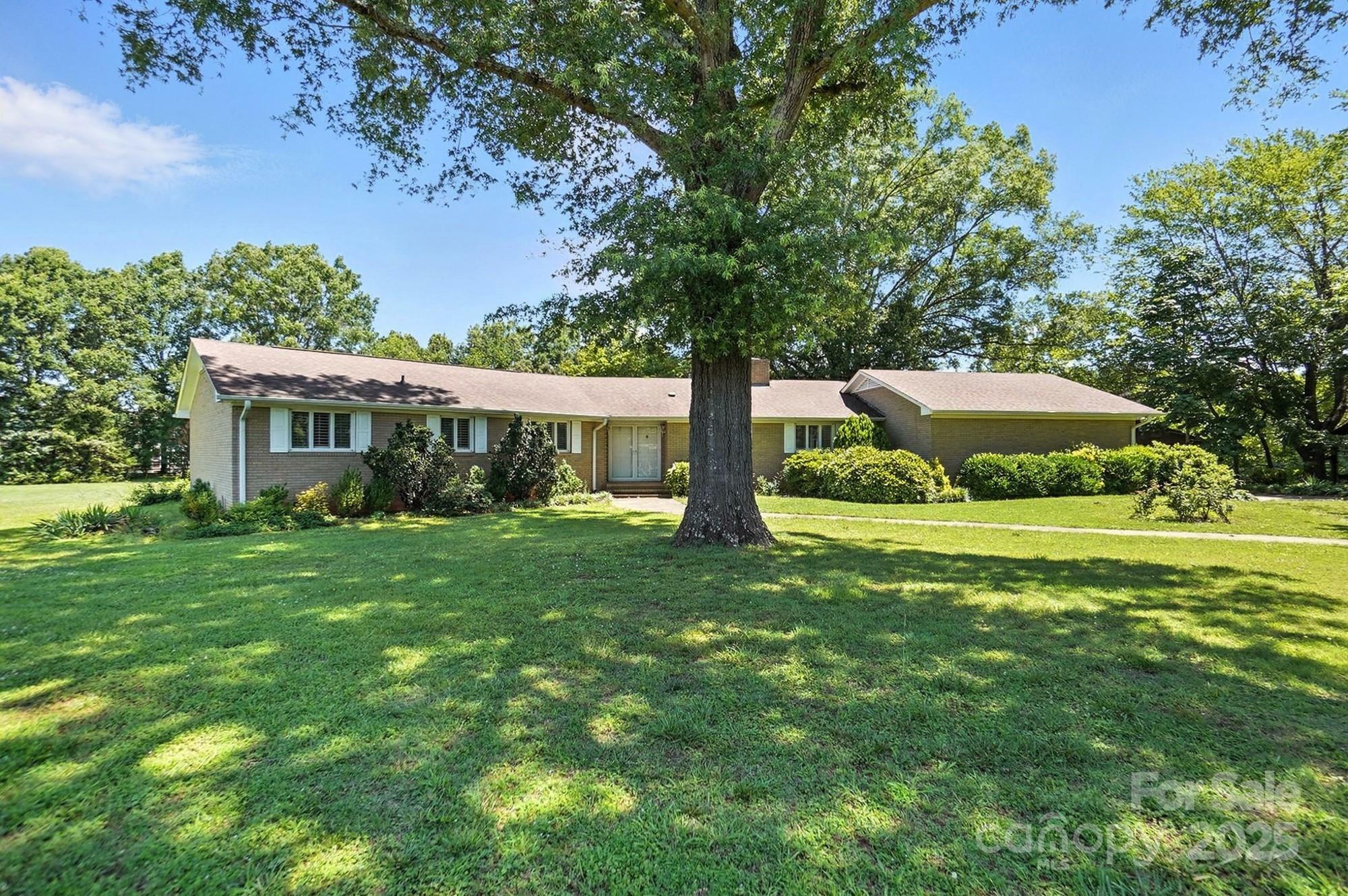Property Photo: 13909 Idlewild Road NC 28105