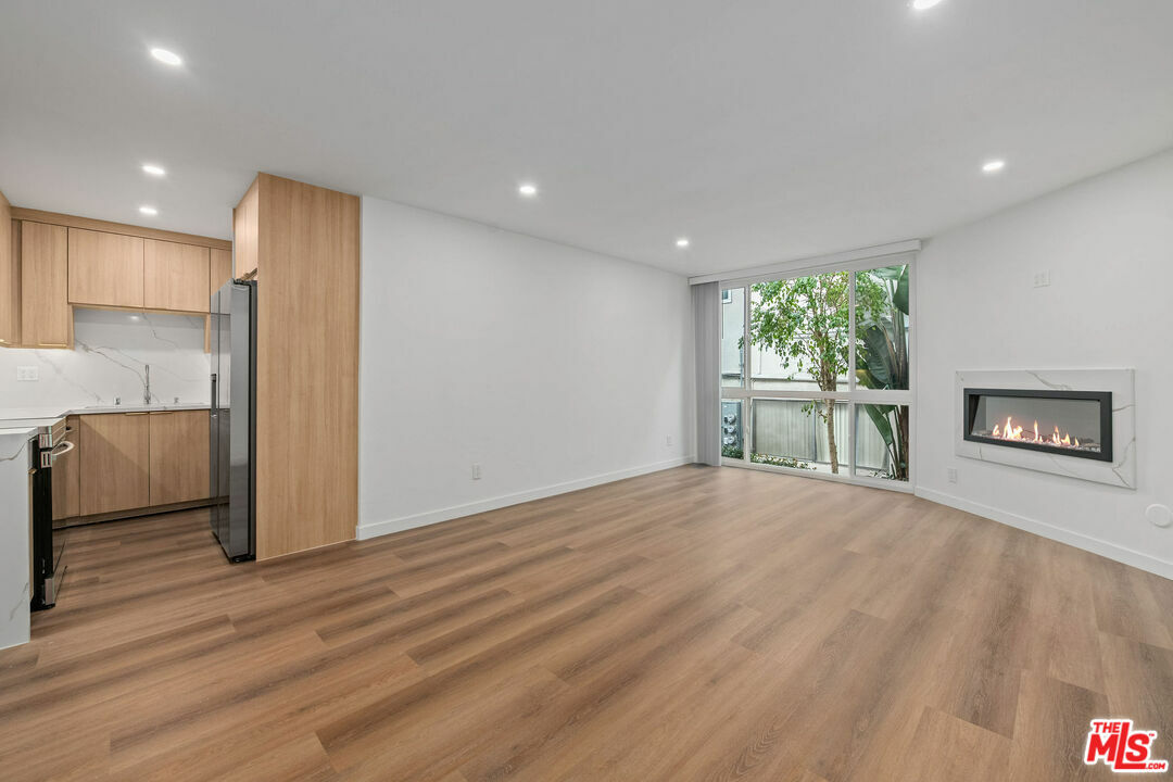 Property Photo: 2447 N Beachwood Dr CA 90068