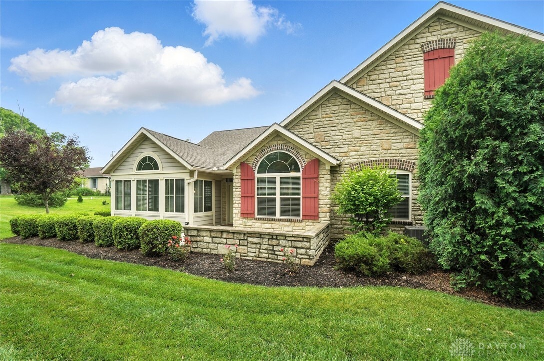 Property Photo: 164 Scarborough Village Drive OH 45458
