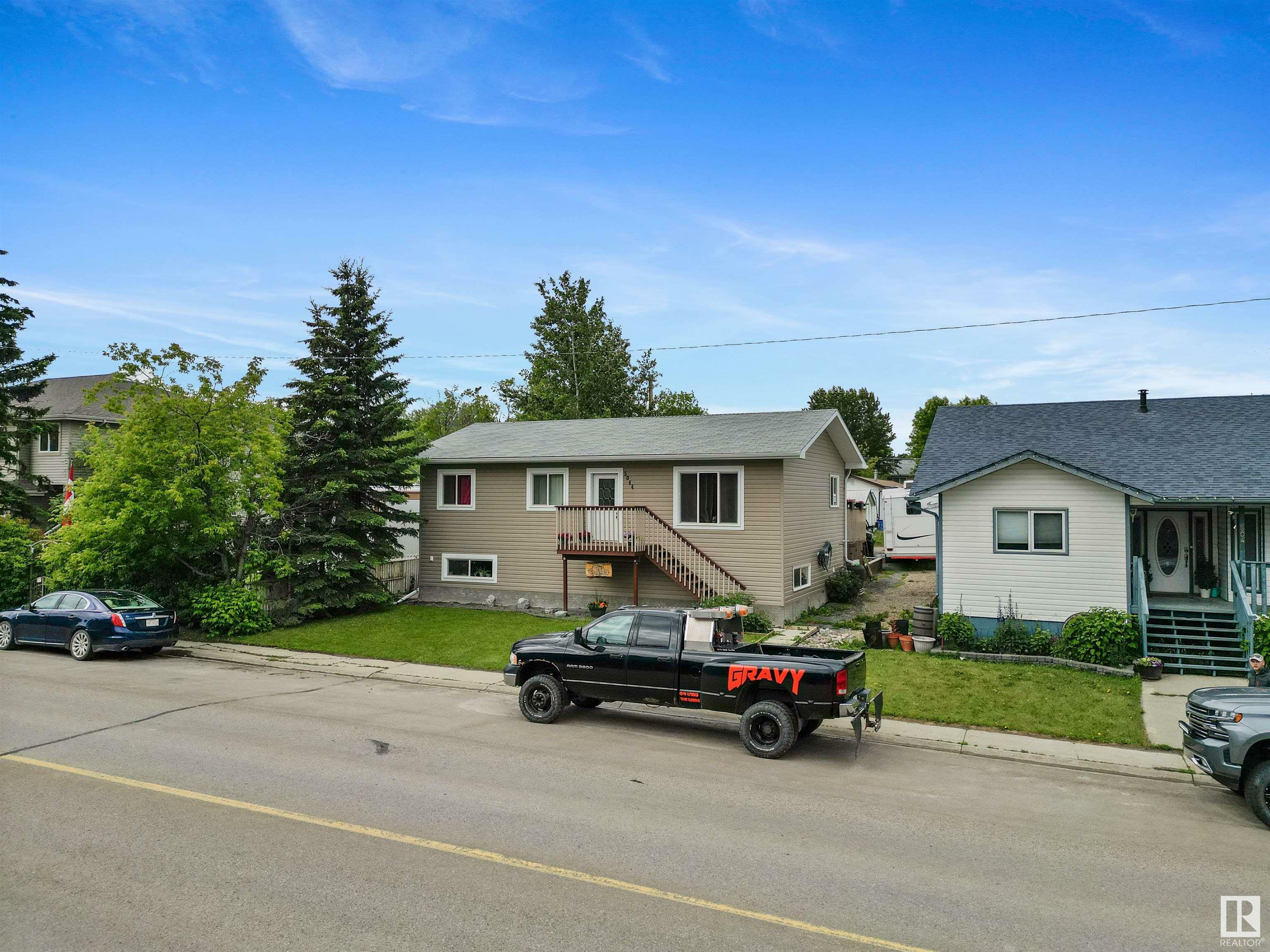 Photo de la propriété: 5044 43 Street AB T7A 1B8
