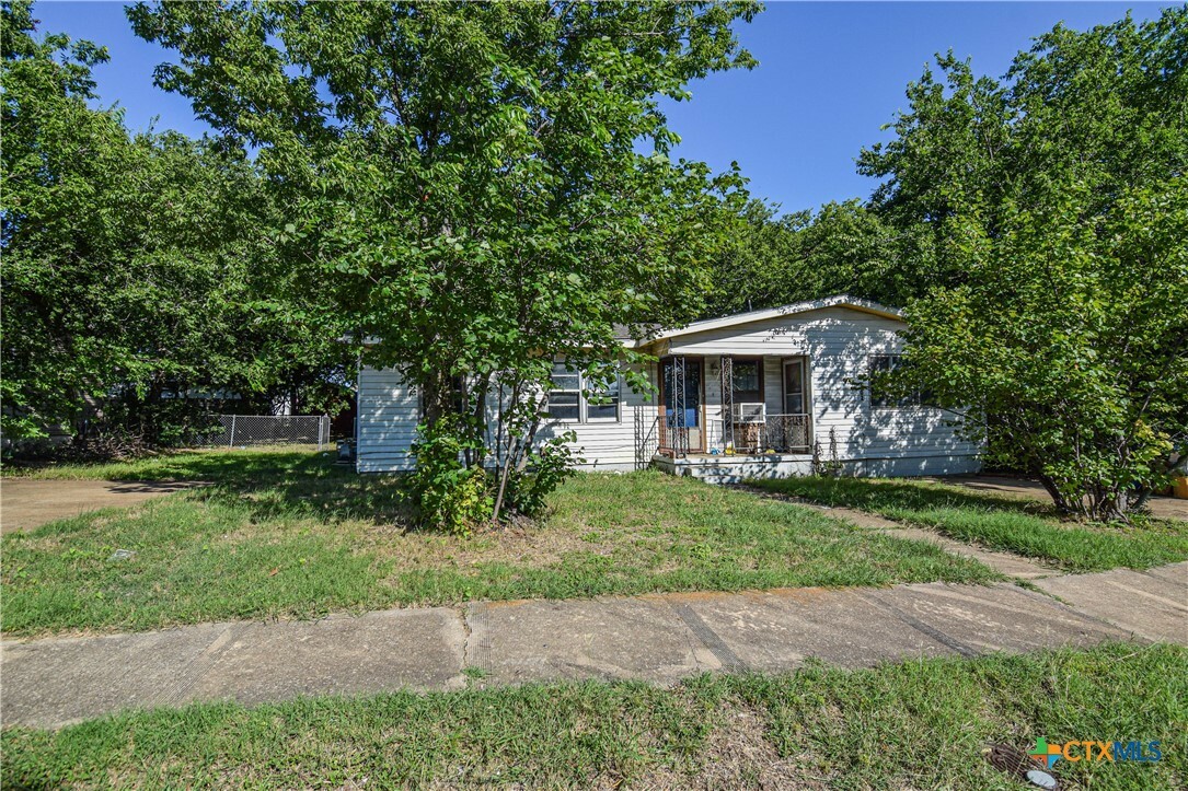 Property Photo: 202 Margaret Lee Street TX 76522