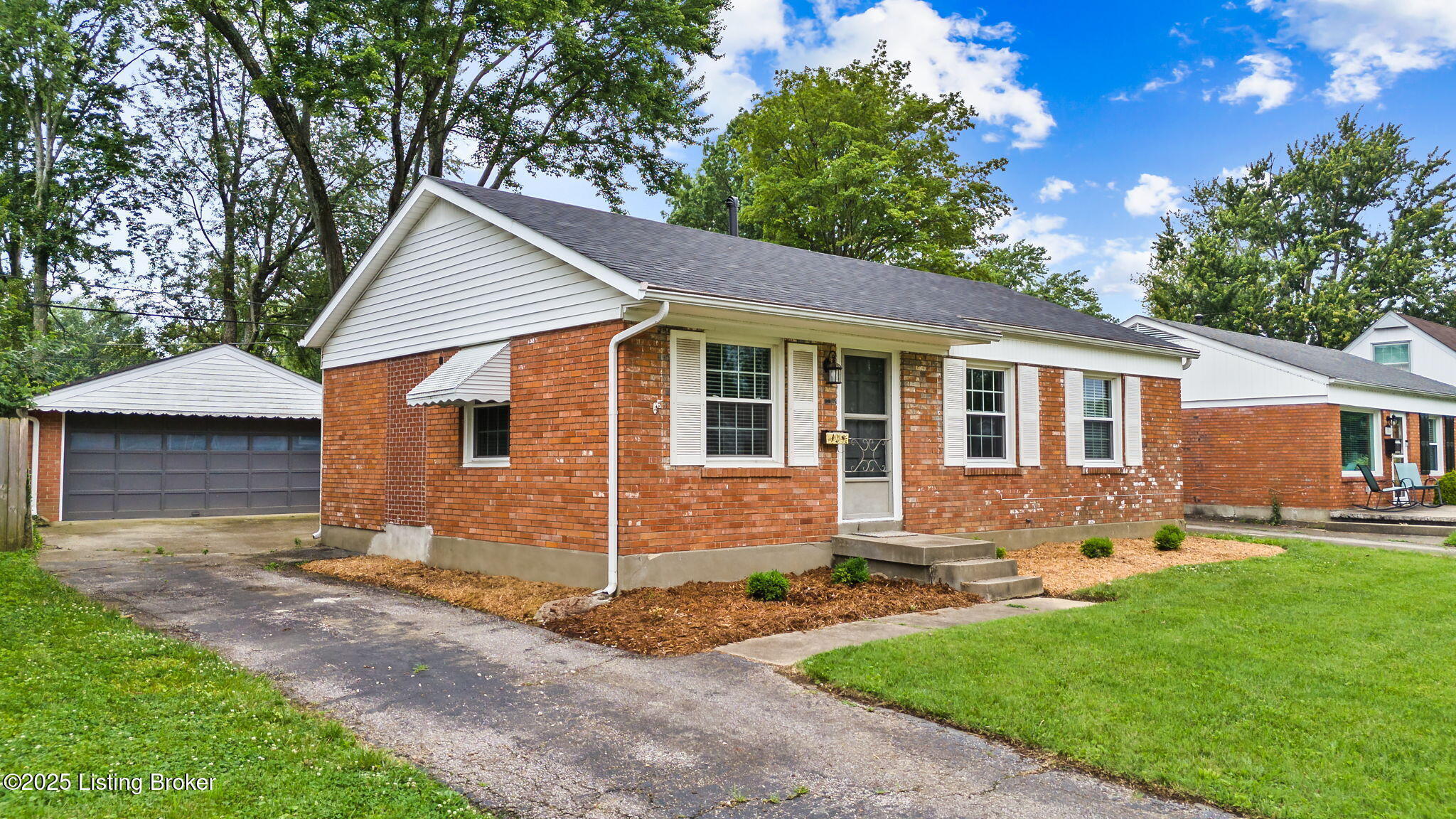 Property Photo: 9506 Sue Helen Dr KY 40299