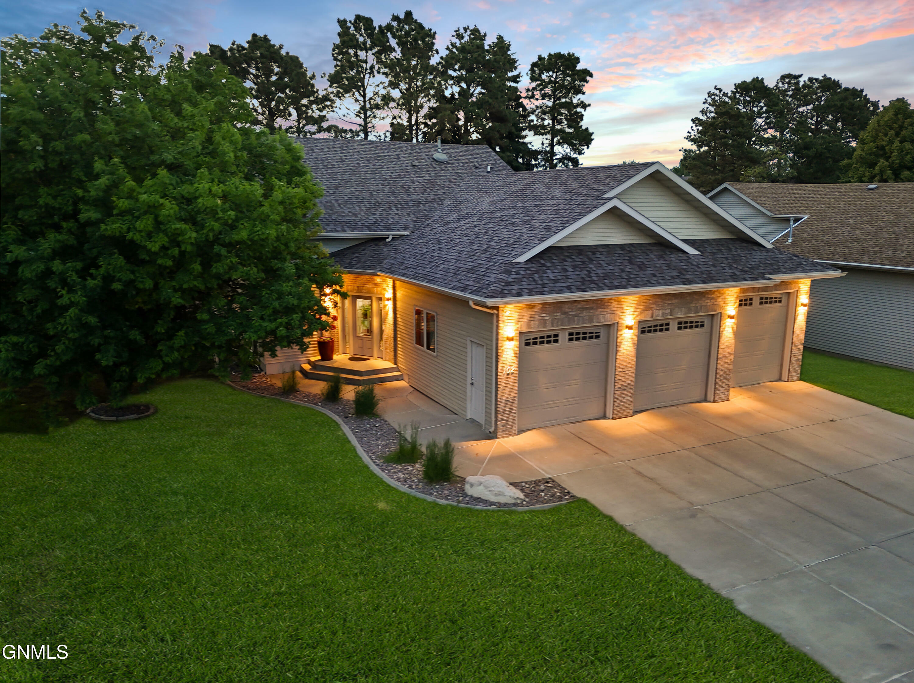 Property Photo:  102 E Edmonton Drive  ND 58503 